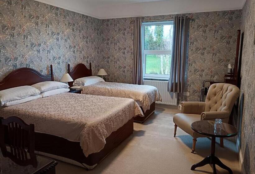 غرفة قياسية ثلاثية, Carraig Rua