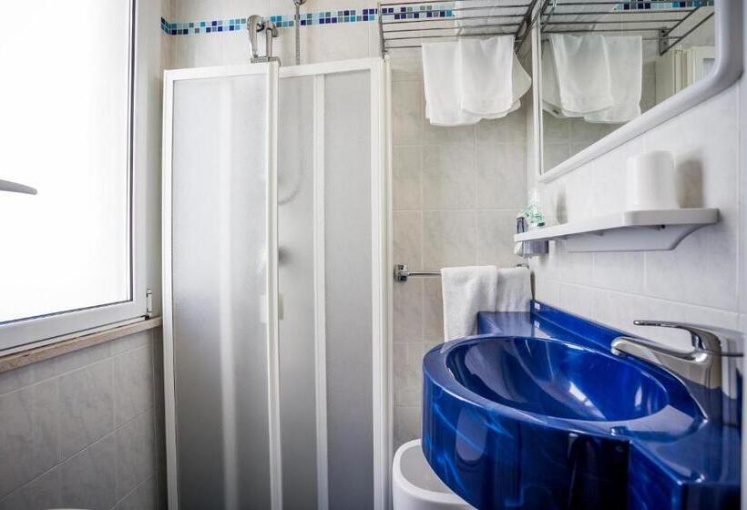 غرفة قياسية ثلاثية, Costa Del Sole Only Room