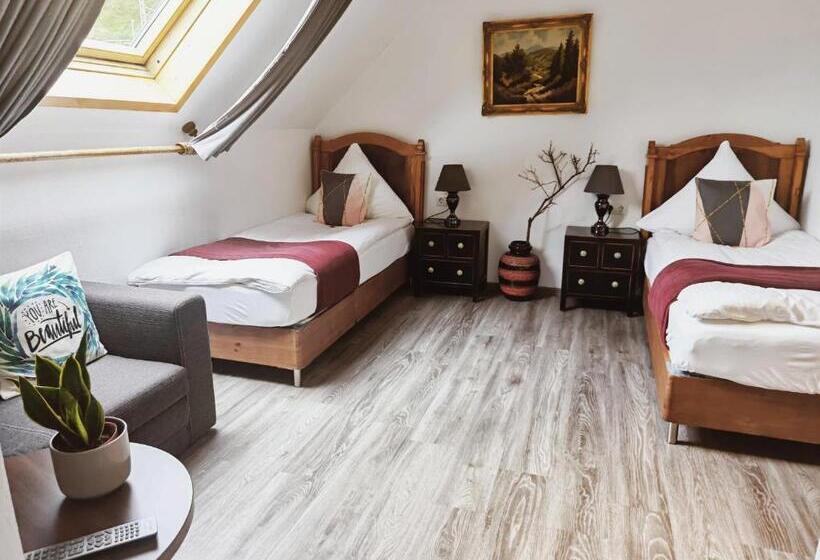 Номер Стандарт, Das Waldhaus