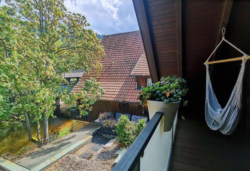 家庭间, Das Waldhaus