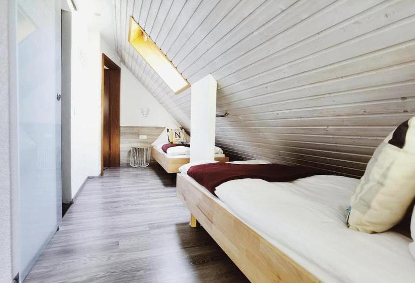 家庭间, Das Waldhaus