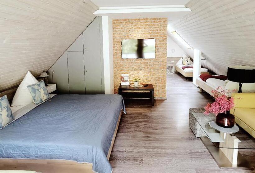 家庭间, Das Waldhaus