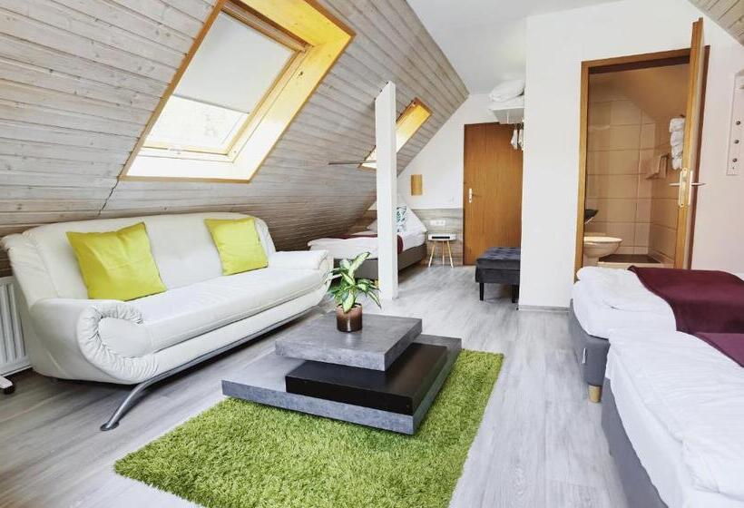 家庭间, Das Waldhaus