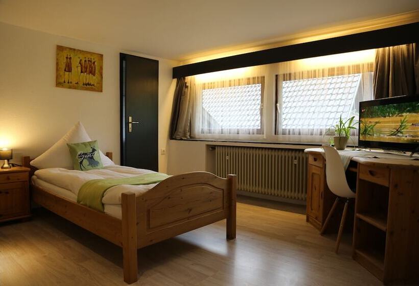 标准单人间, Das Waldhaus