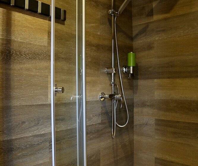 家庭间, Das Waldhaus