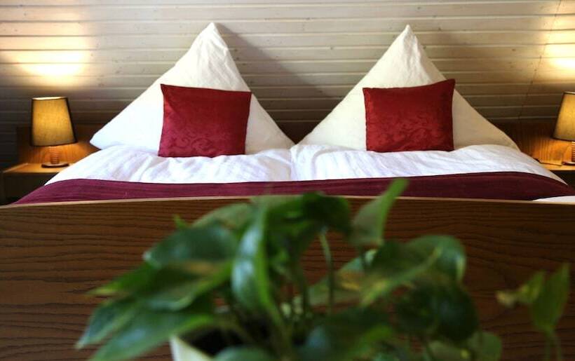 家庭间, Das Waldhaus