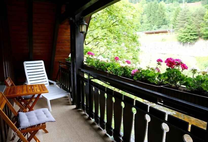 家庭间, Das Waldhaus