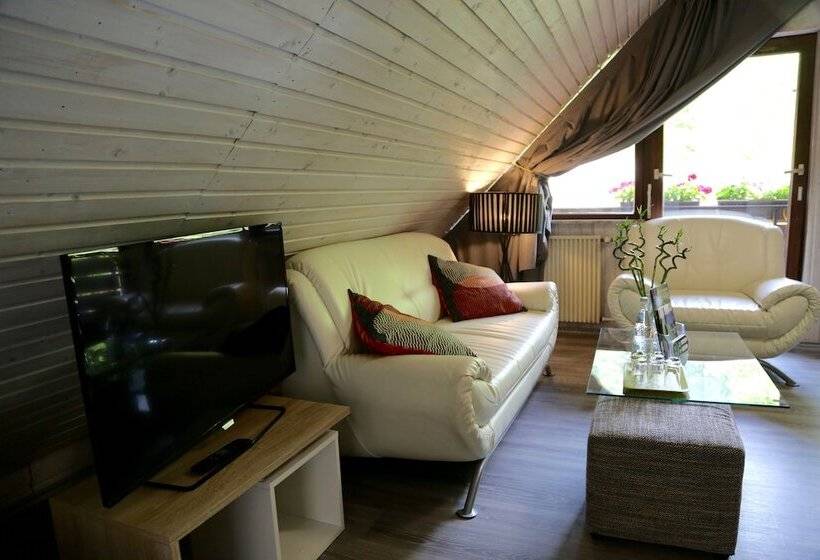 家庭间, Das Waldhaus