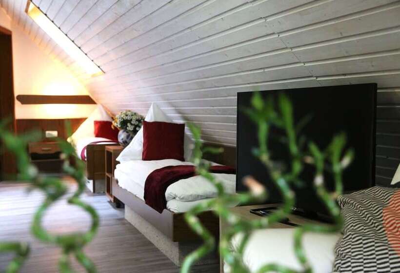 家庭间, Das Waldhaus