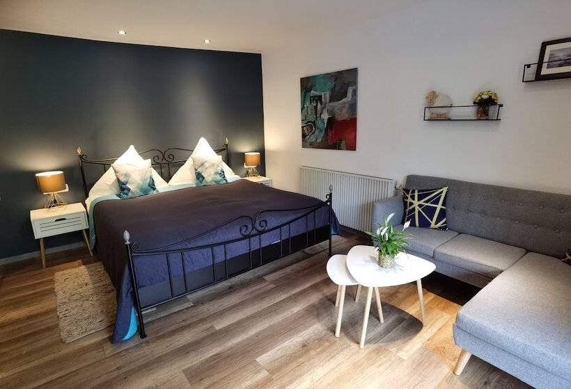 舒适三人间, Das Waldhaus