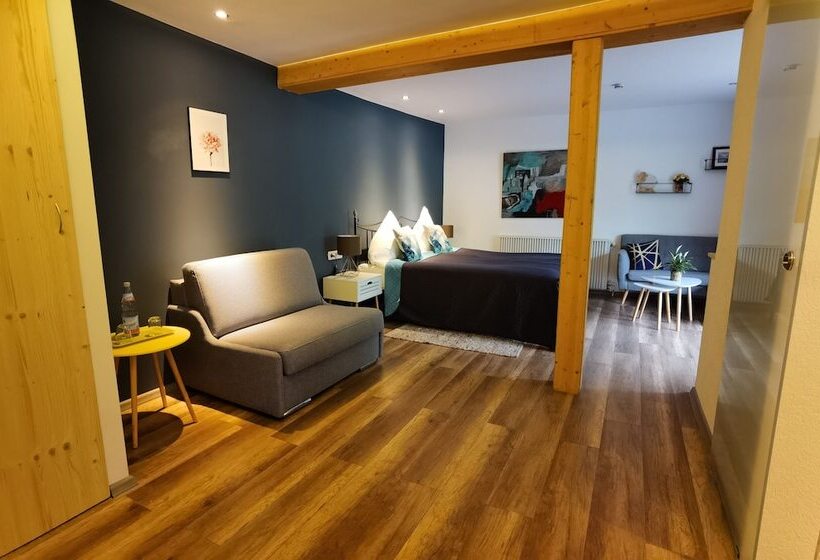 舒适三人间, Das Waldhaus