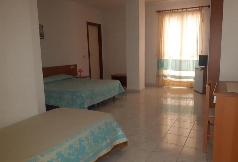 اتاق استاندارد سه نفره, Riccio