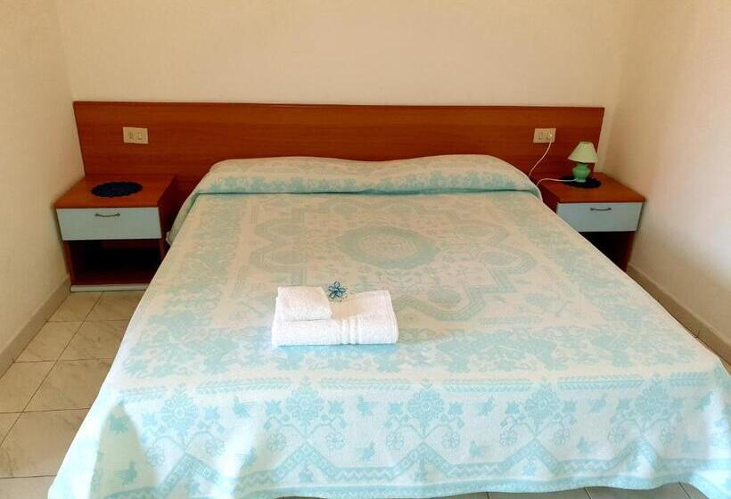 חדר סטנדרט לשלושה, Riccio