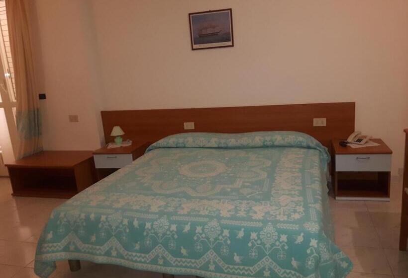 חדר סטנדרט לשלושה, Riccio