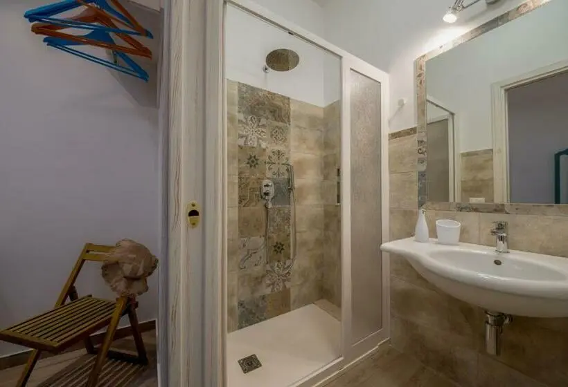 اتاق اکونومی, Timbuktu Hostel