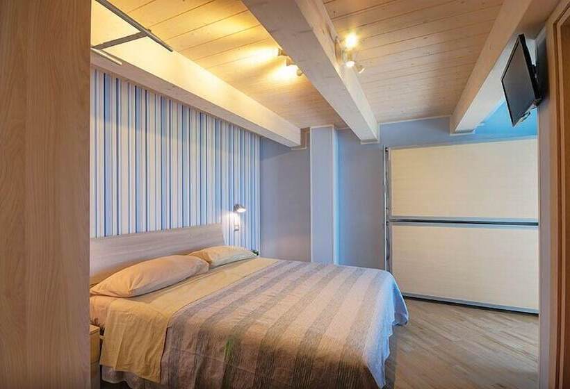 Camera Quadrupla Standard, Green House