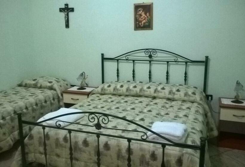 חדר סטנדרט לשלושה עם מרפסת, Le Tre Rose Di Maria