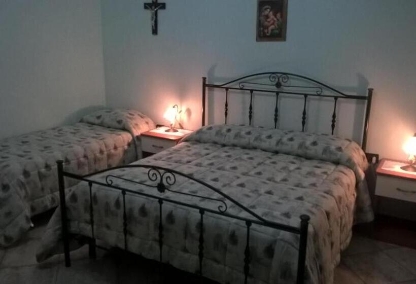 חדר סטנדרט לשלושה עם מרפסת, Le Tre Rose Di Maria