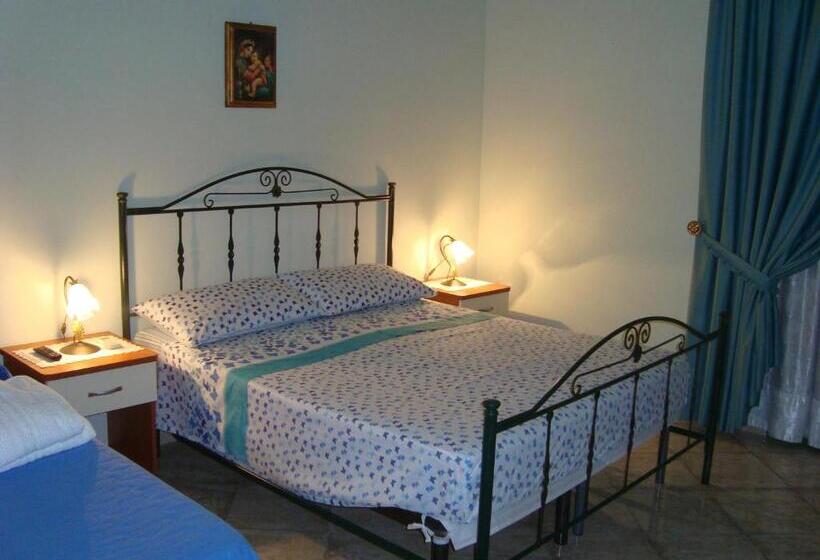 חדר סטנדרט לשלושה עם מרפסת, Le Tre Rose Di Maria