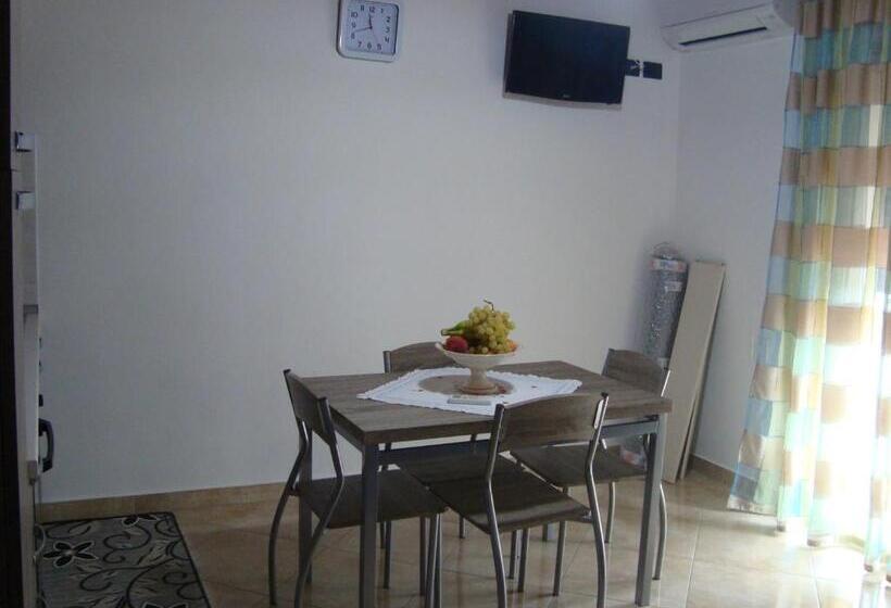 דירת חדר, Le Tre Rose Di Maria