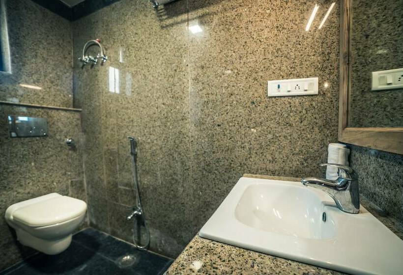 Deluxe Rum, Radhika Jaisalmer