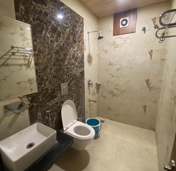 Deluxe Rum, Samrat Ajmer