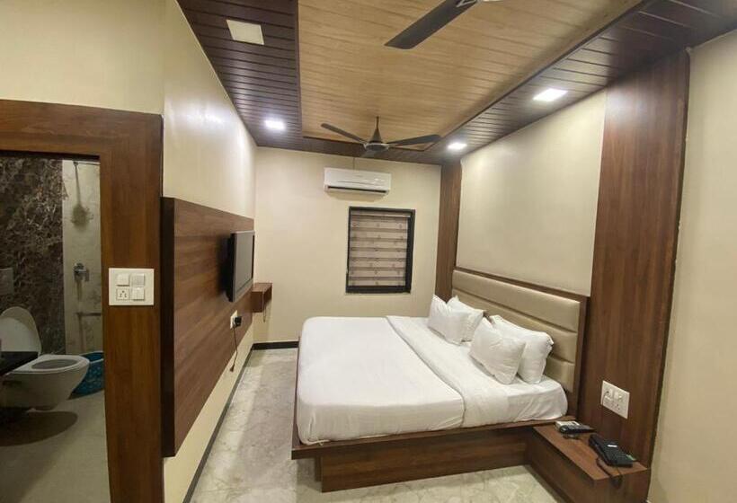 Deluxe Rum, Samrat Ajmer