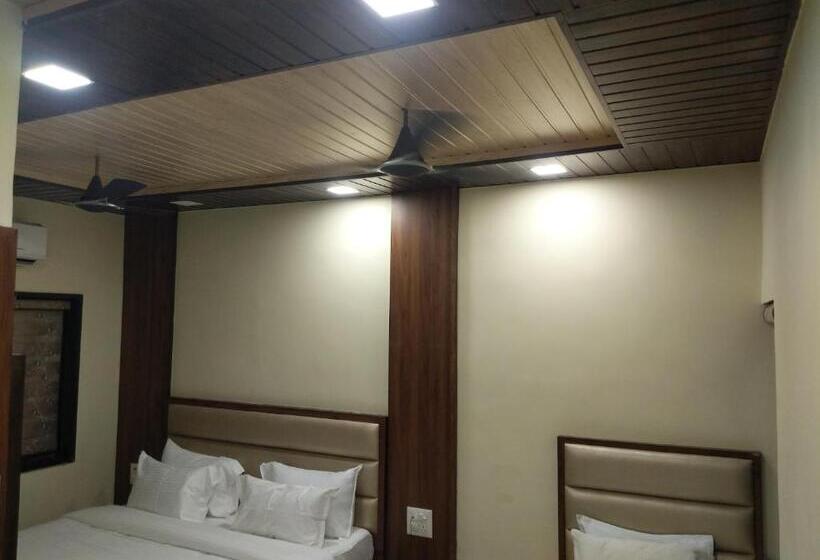 Deluxe Rum, Samrat Ajmer