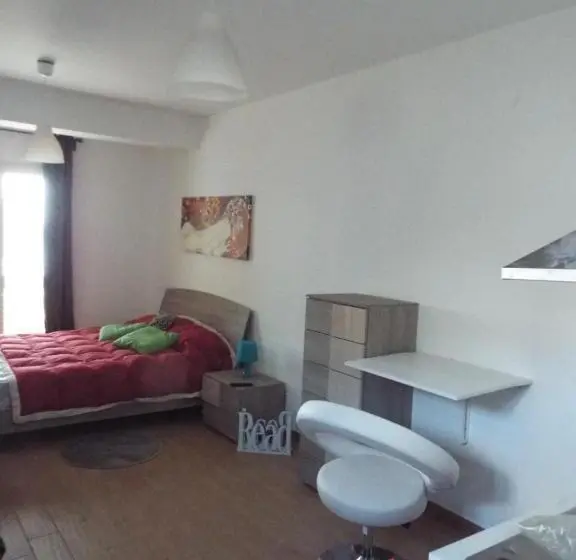 Deluxe Kolmen Hengen Huone Merinäkymä, Semu A Mari B&b