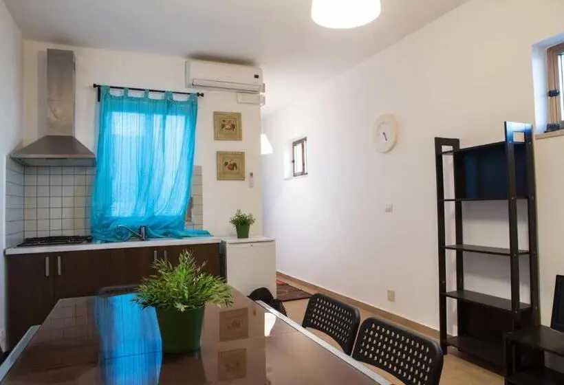 Perhehuone Puutarhanäkymä, Semu A Mari B&b