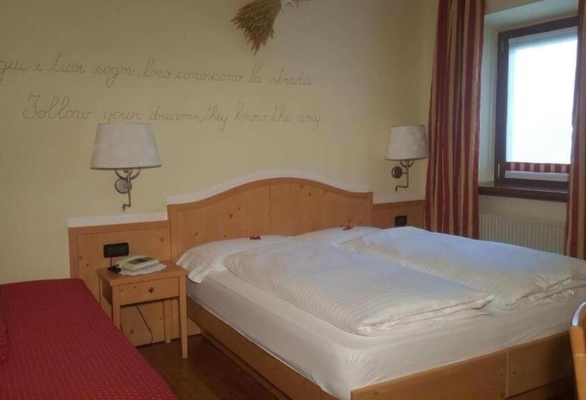 חדר קלאסי לשלושה, Del Bosco