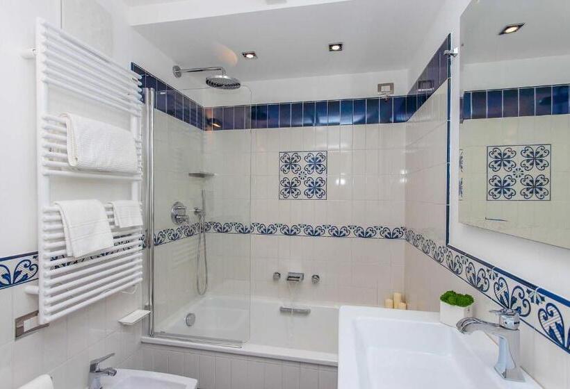 スイート（家族用）, Diecisedici