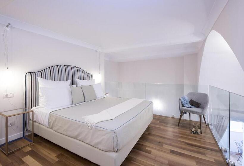 Family Suite, Diecisedici