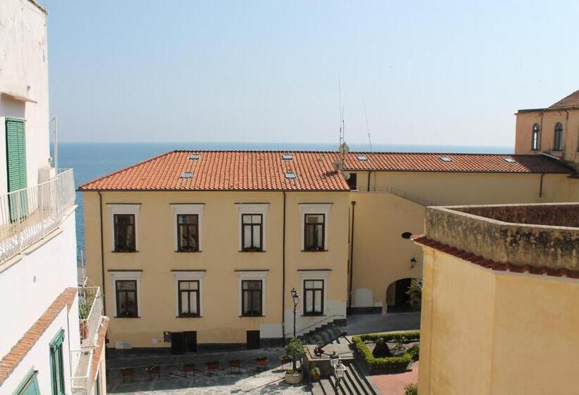 サイドオーシャンビュースタンダードルーム, Diecisedici