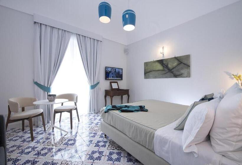 サイドオーシャンビュースタンダードルーム, Diecisedici