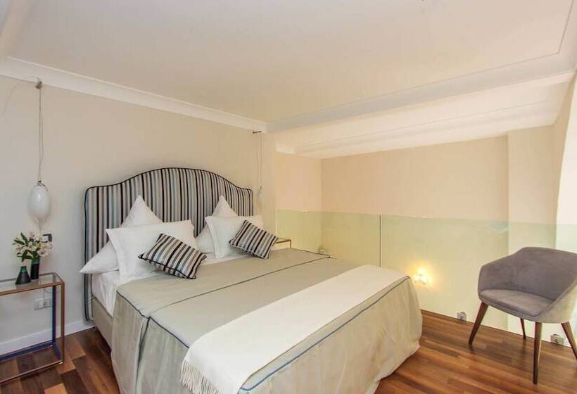 スイート（家族用）, Diecisedici