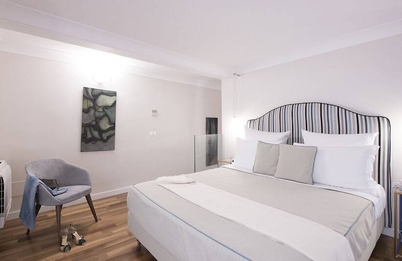 Family Suite, Diecisedici