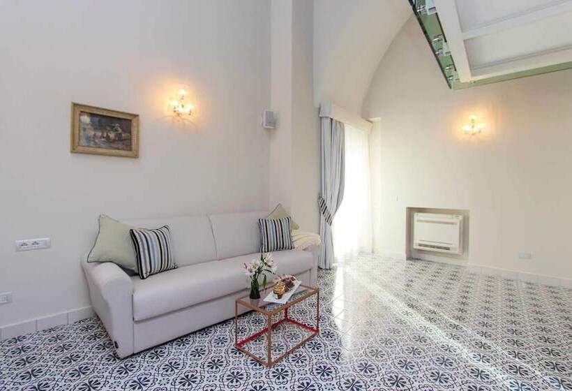 Family Suite, Diecisedici