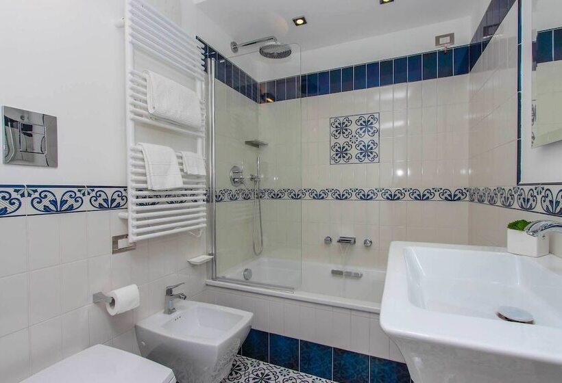 Family Suite, Diecisedici