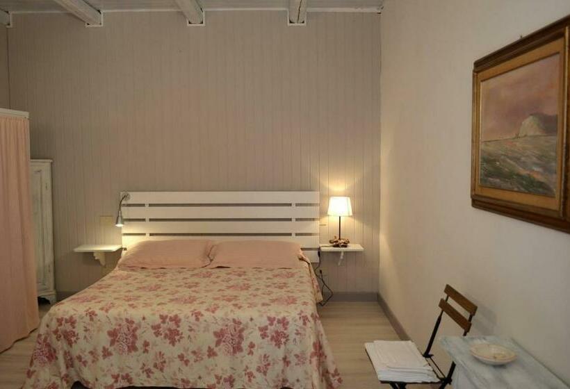 Camera Standard Interiore, Villa Ghirardelli