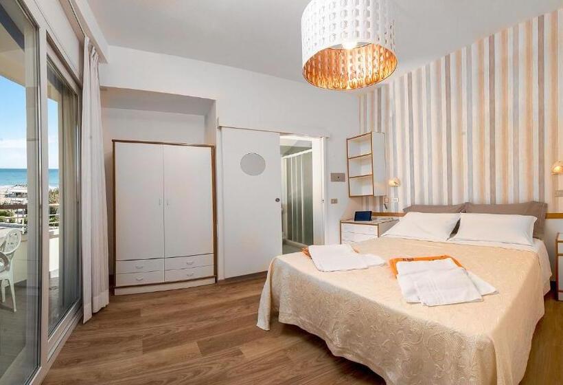 آپارتمان یک خوابه با دری مشترک که هال را جدا می کند., Albatros