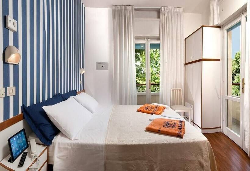 آپارتمان یک خوابه با دری مشترک که هال را جدا می کند., Albatros