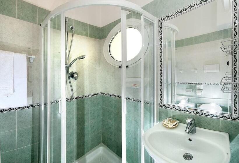 آپارتمان یک خوابه با دری مشترک که هال را جدا می کند., Albatros