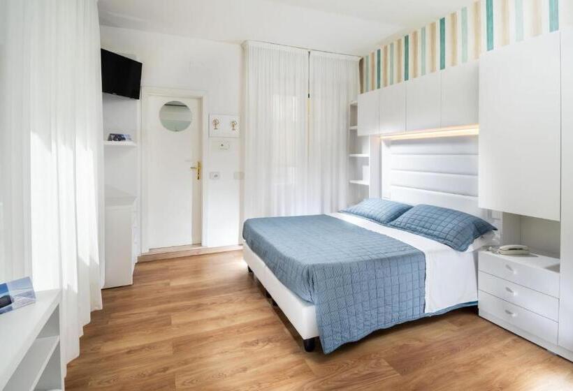 آپارتمان یک خوابه با دری مشترک که هال را جدا می کند., Albatros