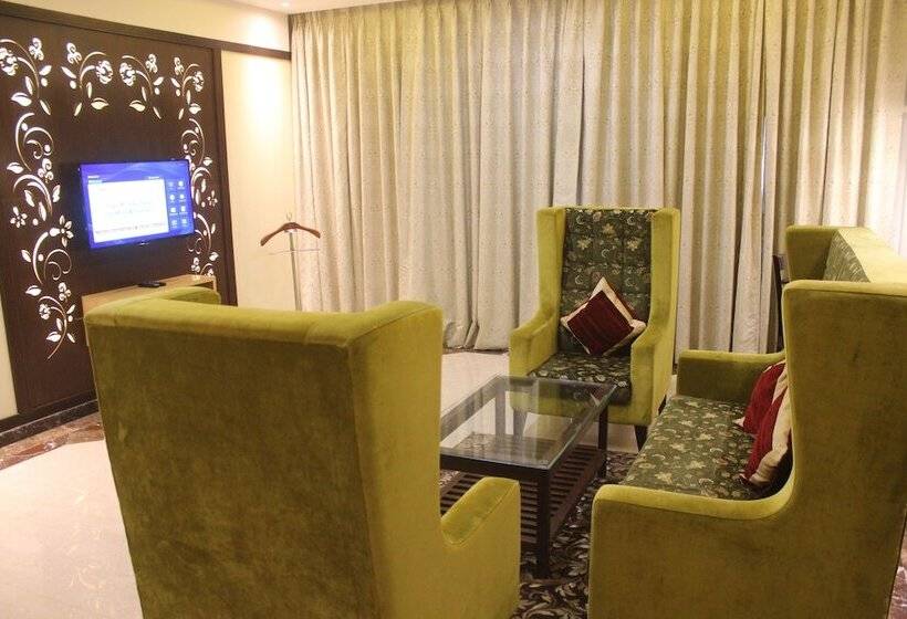 스위트, Ramada By Wyndham Varanasi Katesar