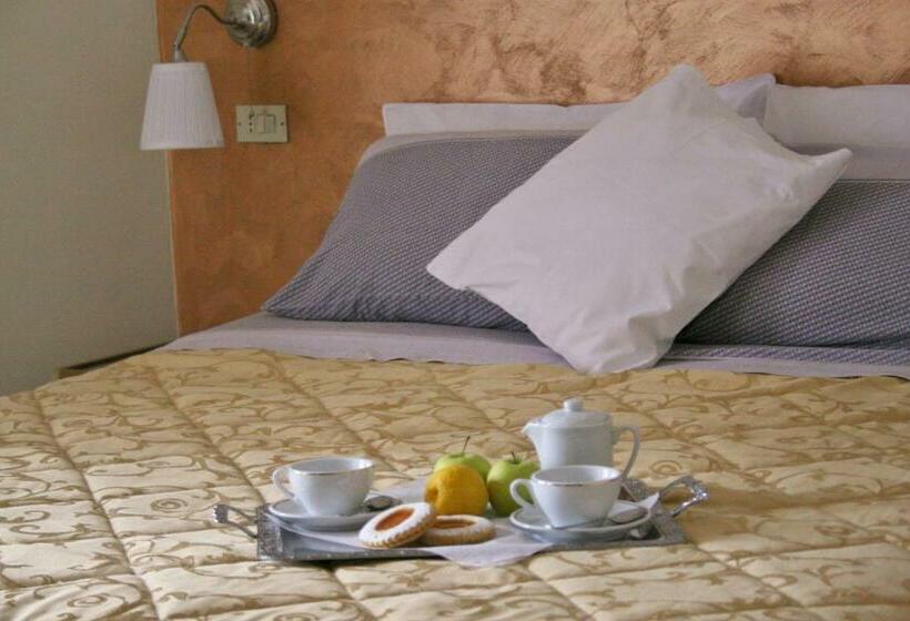 اتاق لوکس با بالکن و چشم‌انداز دریا, B&b Melibleo