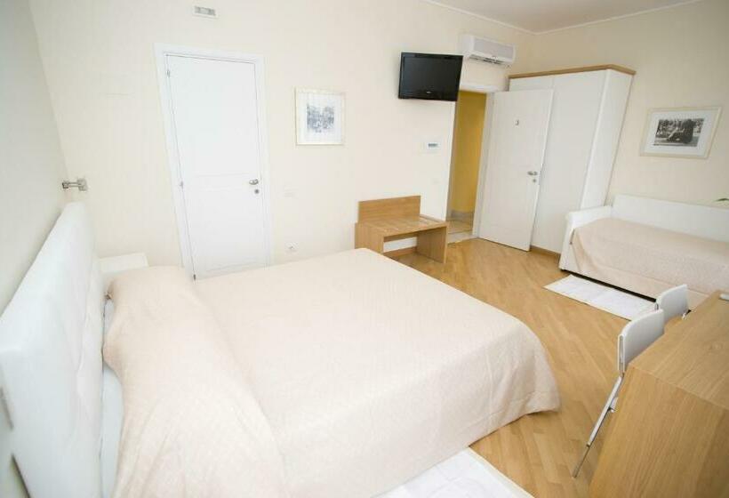 חדר סטנדרט לשלושה עם מרפסת, La Locanda Di Gino