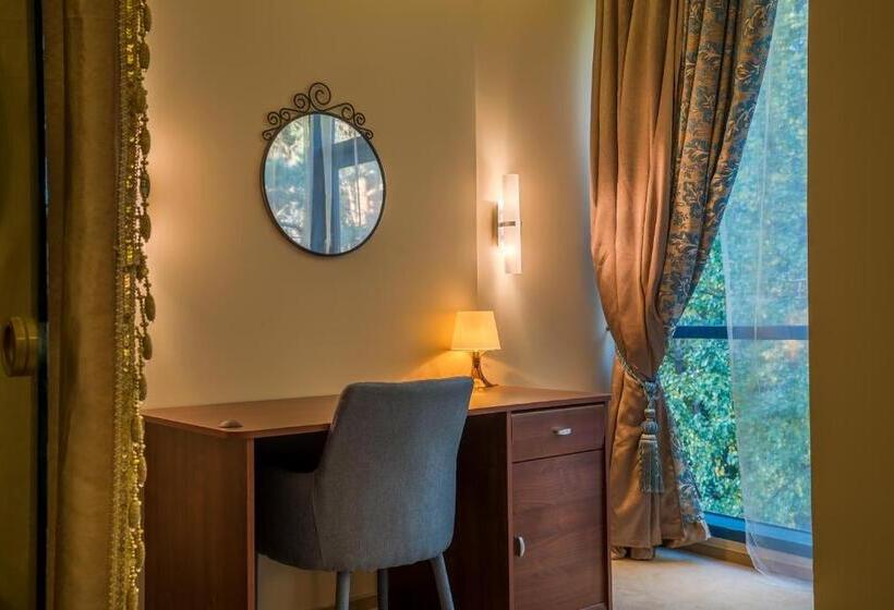 اتاق استاندارد با چشم‌انداز باغ, Baltazaras