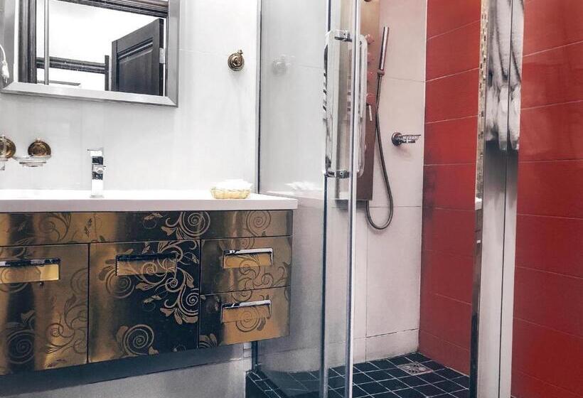 اتاق استاندارد با چشم‌انداز باغ, Baltazaras