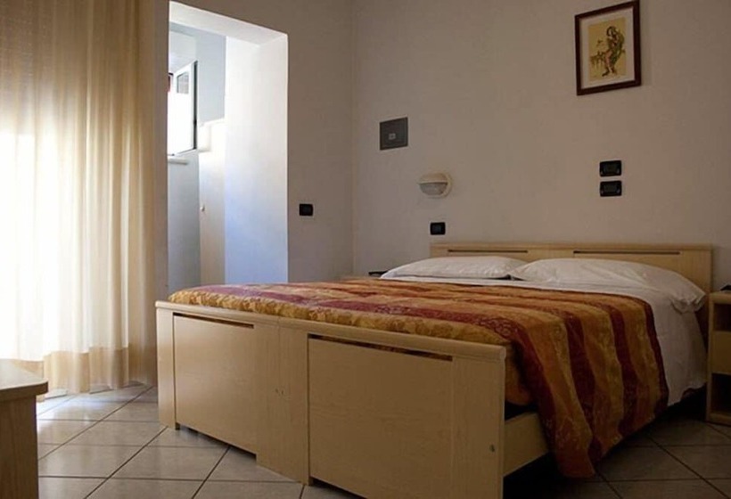 غرفة قياسية, Monica